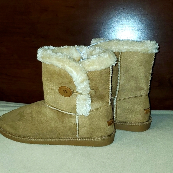 US Sports Booties with Button/Loop Closure & Faux Fur - Picture 3 of 8